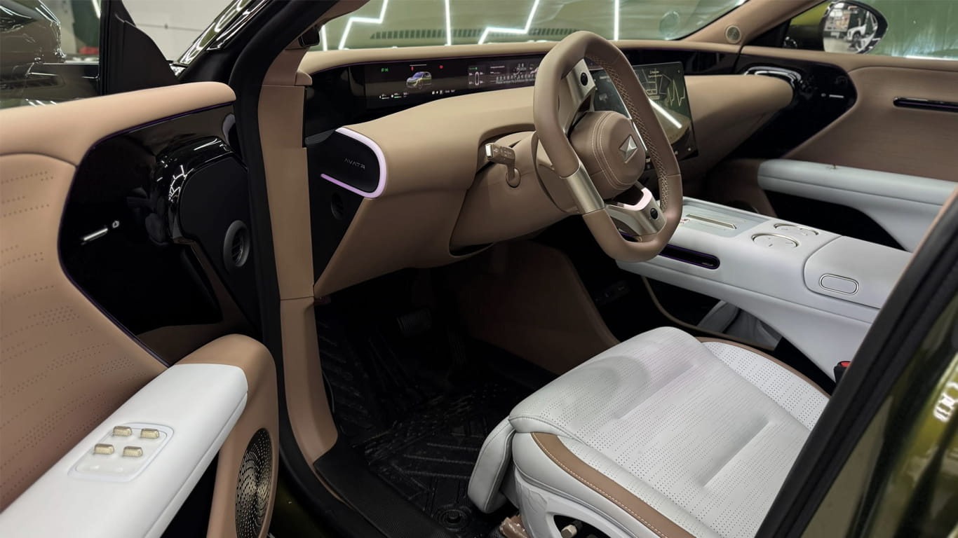 oklejka-antigravijnoj-plenkoj-avatr-07_0004_5